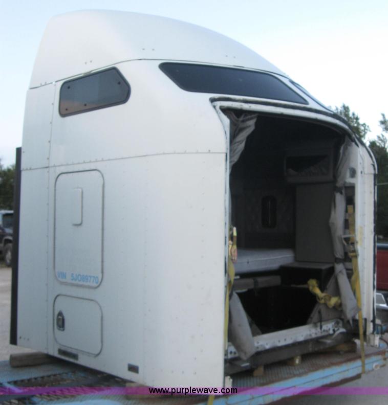 image for item 5571 2005 Kenworth 60" Aerocab sleeper