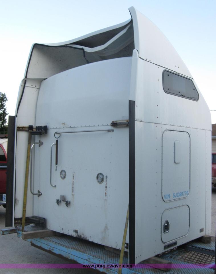 image for item 5571 2005 Kenworth 60" Aerocab sleeper