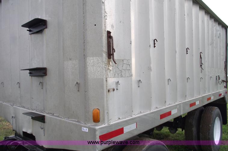 image for item 5812 1984 15' aluminum pup trailer