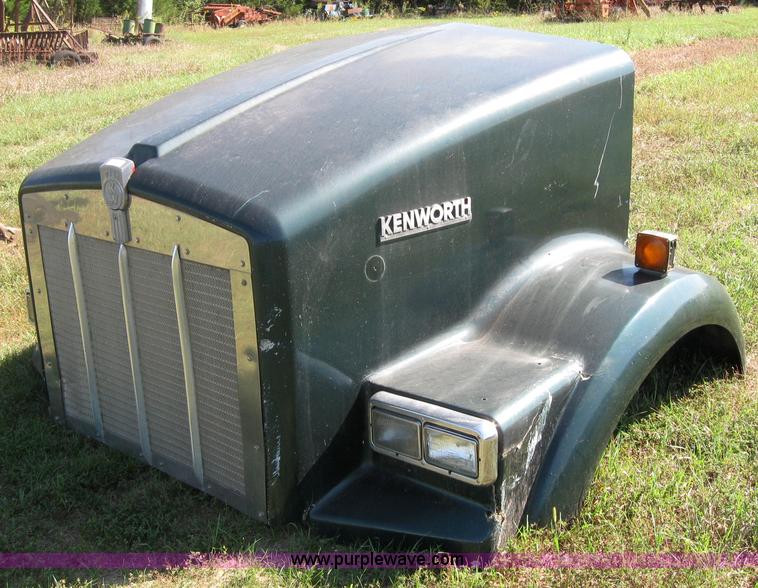 image for item 2277 Kenworth T-800 semi truck hood