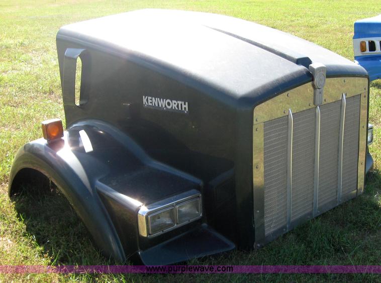 image for item 2277 Kenworth T-800 semi truck hood