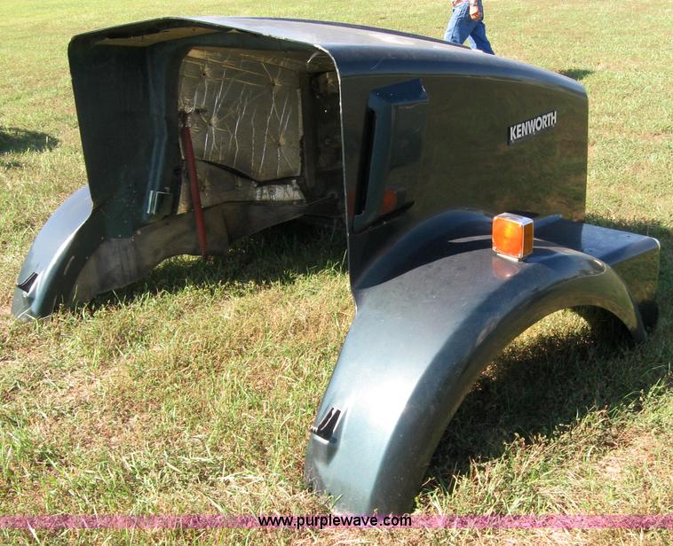image for item 2277 Kenworth T-800 semi truck hood