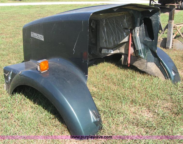 image for item 2277 Kenworth T-800 semi truck hood