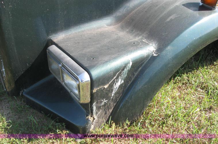 image for item 2277 Kenworth T-800 semi truck hood