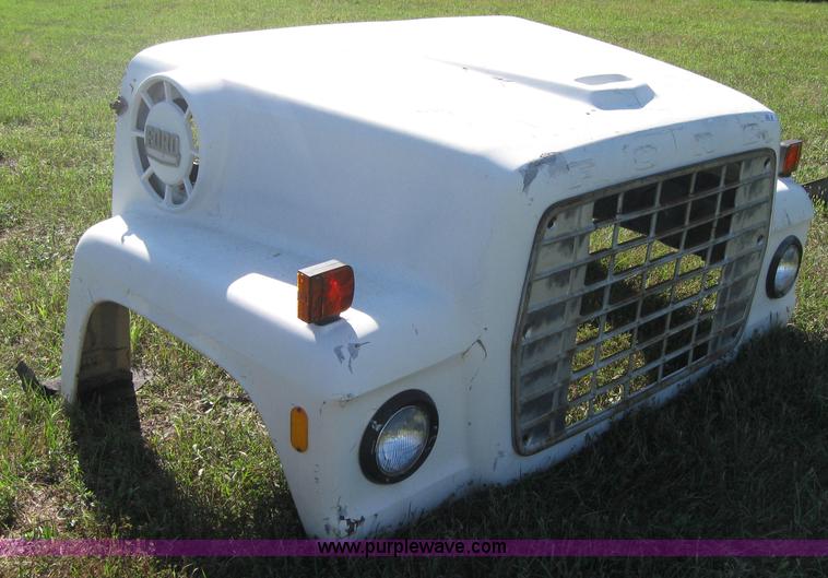 image for item 2280 Ford L series semi truck hood