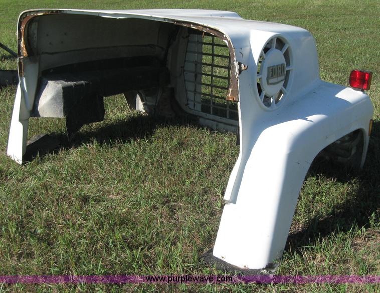 image for item 2280 Ford L series semi truck hood