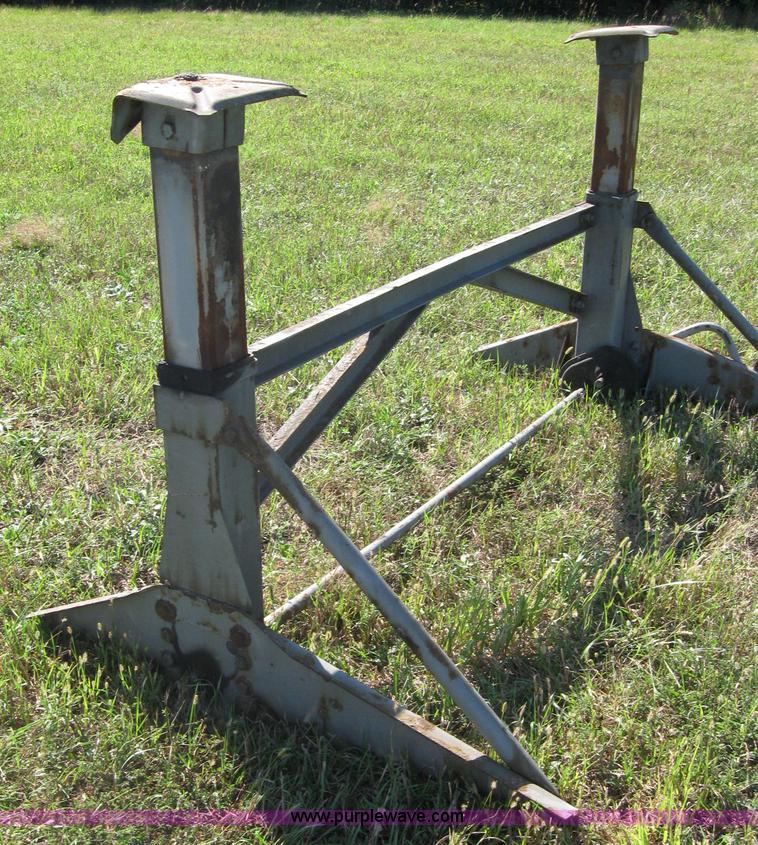 image for item 2281 Great Dane semi landing gear