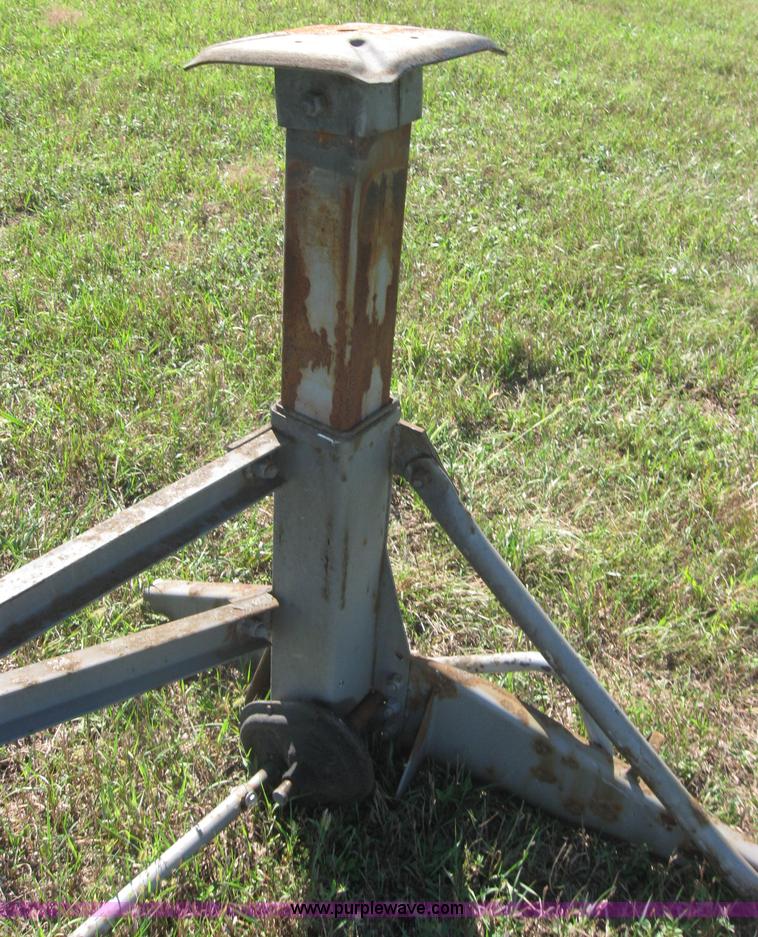 image for item 2281 Great Dane semi landing gear