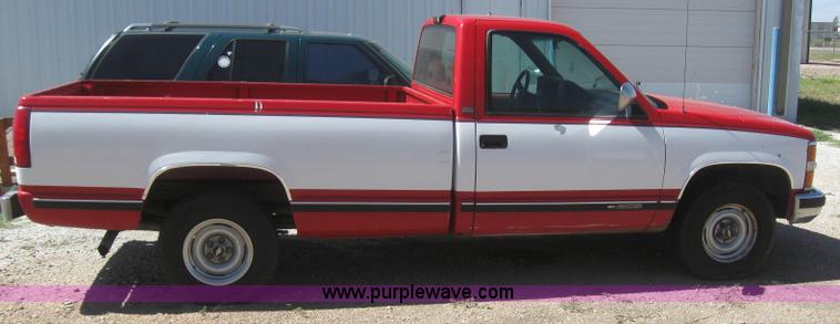 image for item 2993 1994 Chevrolet C1500 pickup truck