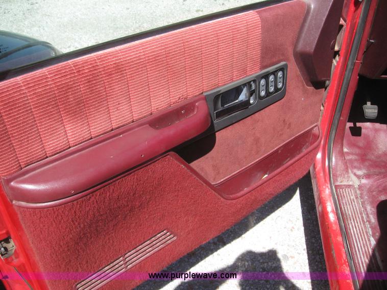 image for item 2993 1994 Chevrolet C1500 pickup truck