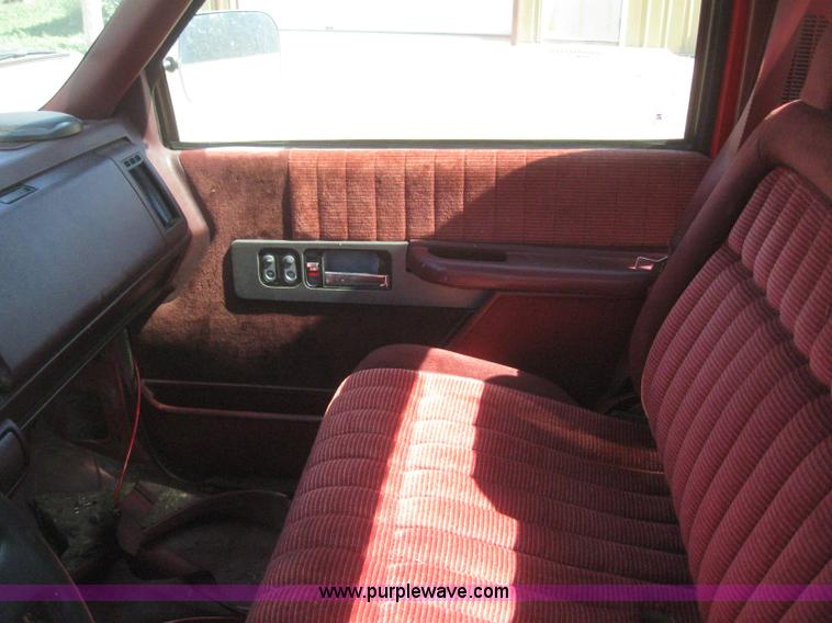 image for item 2993 1994 Chevrolet C1500 pickup truck