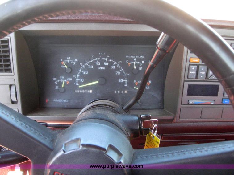 image for item 2993 1994 Chevrolet C1500 pickup truck