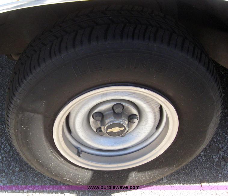 image for item 2993 1994 Chevrolet C1500 pickup truck