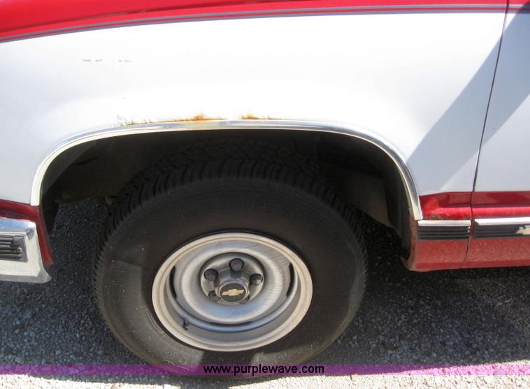 image for item 2993 1994 Chevrolet C1500 pickup truck