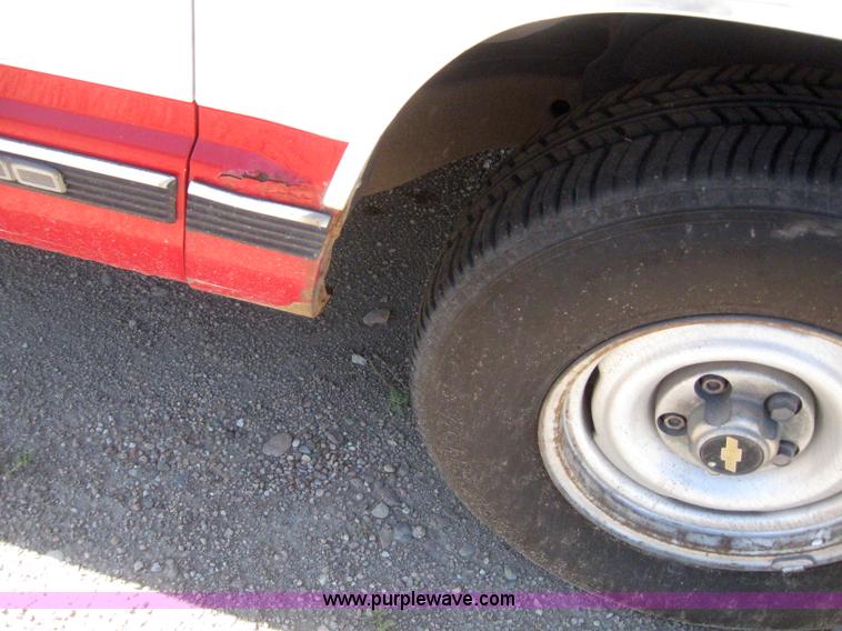 image for item 2993 1994 Chevrolet C1500 pickup truck