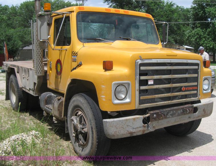 image for item 2047 1985 International S1700 winch truck