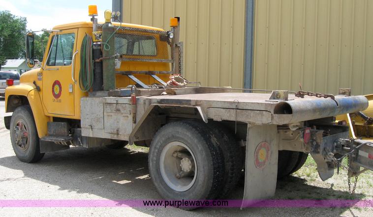 image for item 2047 1985 International S1700 winch truck