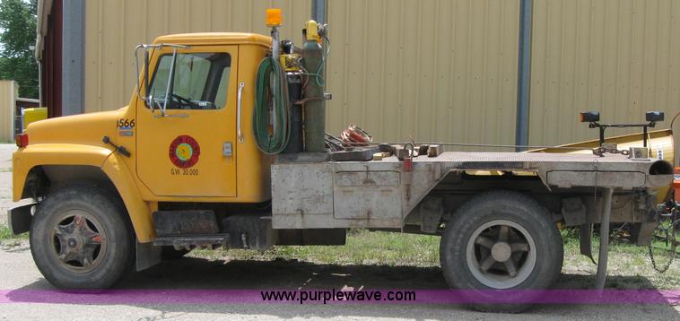 image for item 2047 1985 International S1700 winch truck