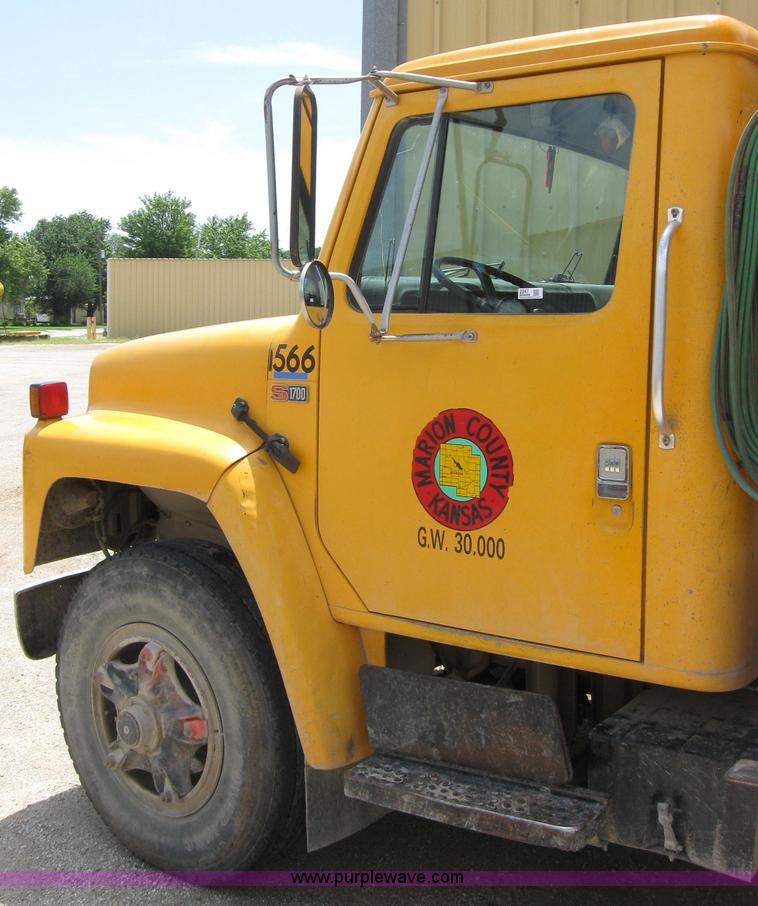 image for item 2047 1985 International S1700 winch truck