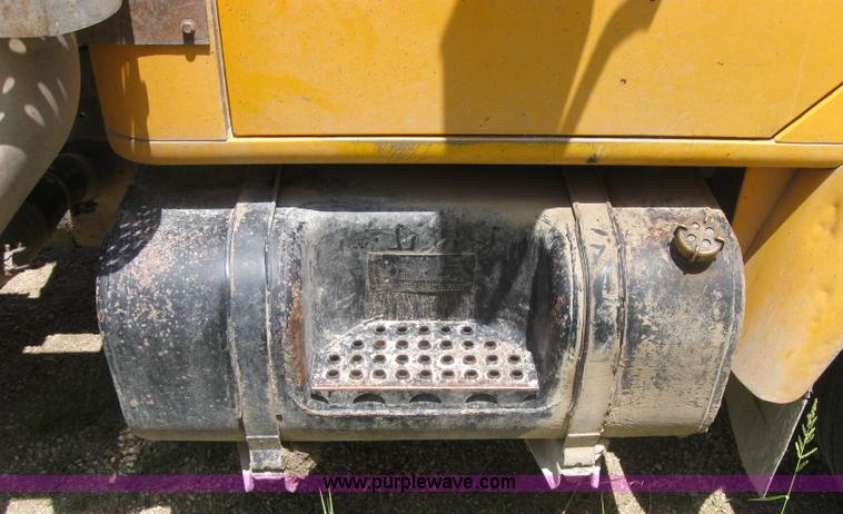 image for item 2047 1985 International S1700 winch truck