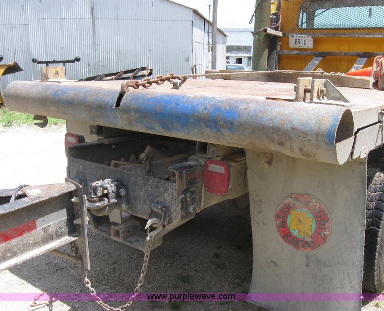 image for item 2047 1985 International S1700 winch truck