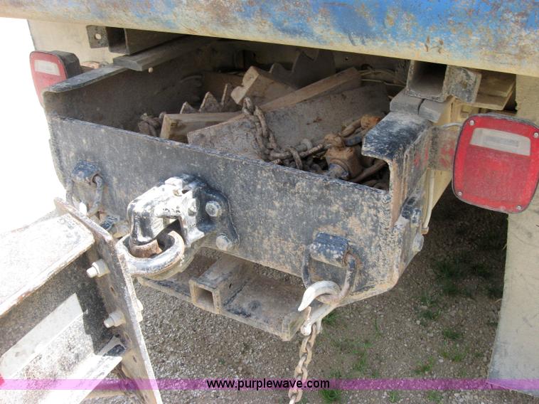 image for item 2047 1985 International S1700 winch truck