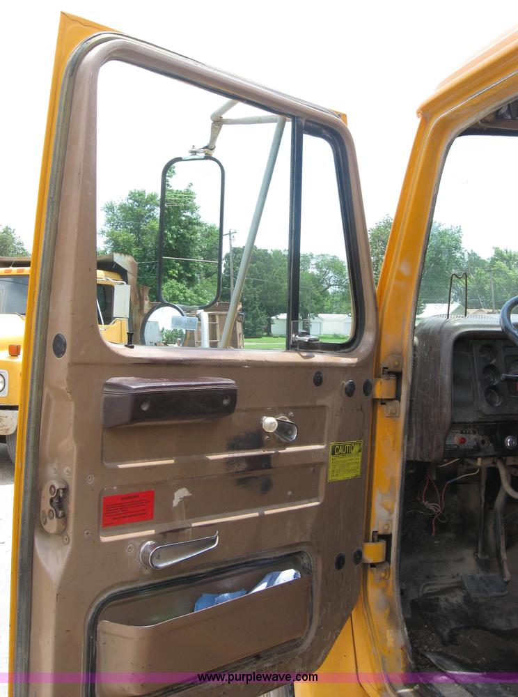 image for item 2047 1985 International S1700 winch truck