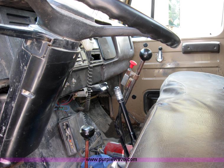 image for item 2047 1985 International S1700 winch truck