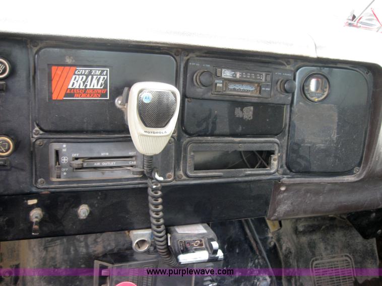 image for item 2047 1985 International S1700 winch truck
