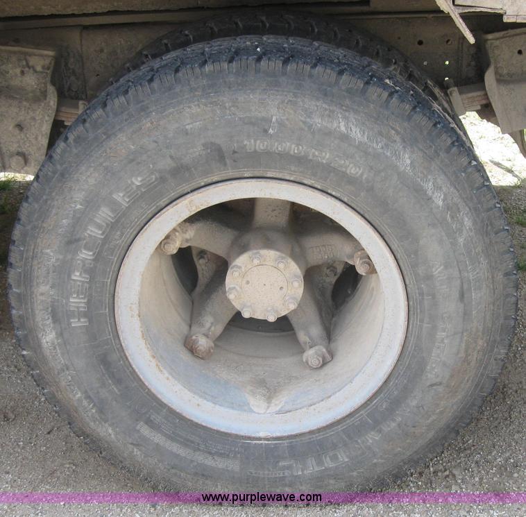 image for item 2047 1985 International S1700 winch truck