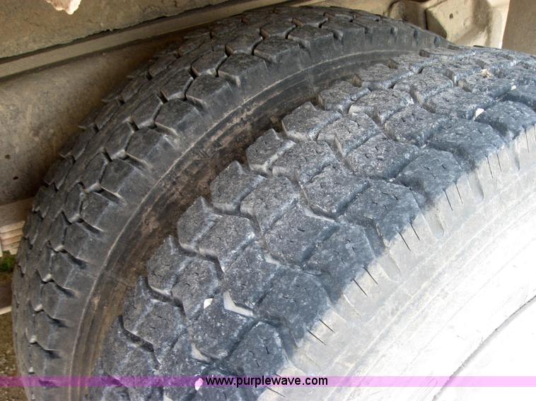 image for item 2047 1985 International S1700 winch truck