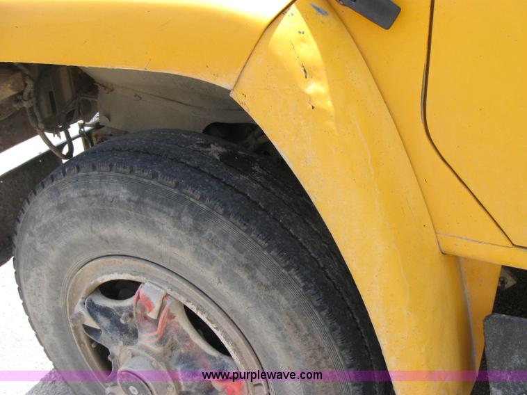 image for item 2047 1985 International S1700 winch truck