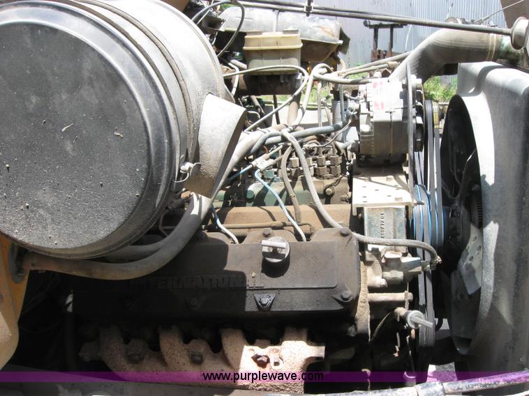 image for item 2047 1985 International S1700 winch truck