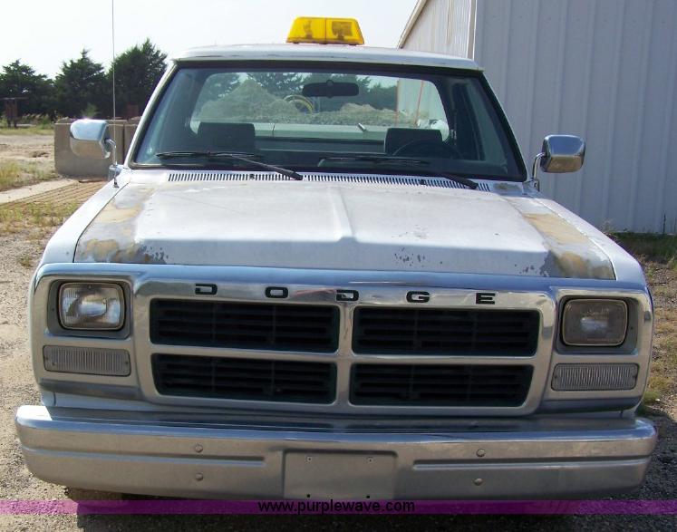 image for item 2291 1993 Dodge Ram D150 pickup truck