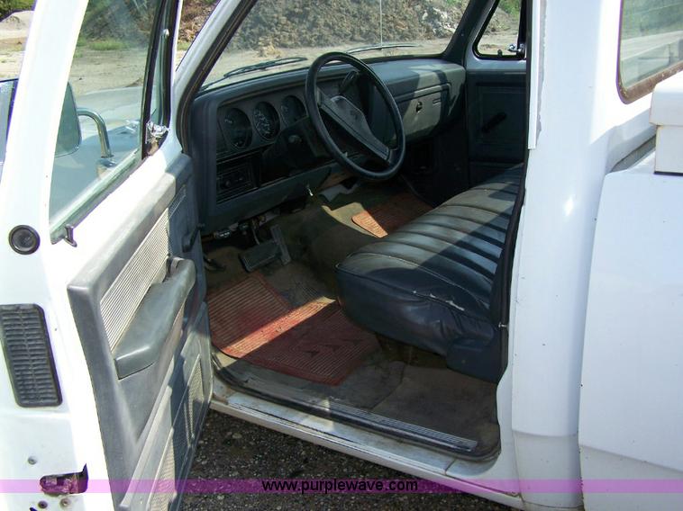 image for item 2291 1993 Dodge Ram D150 pickup truck