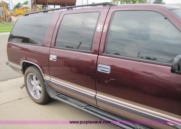 image for item 2398 1995 Chevrolet C1500 Suburban