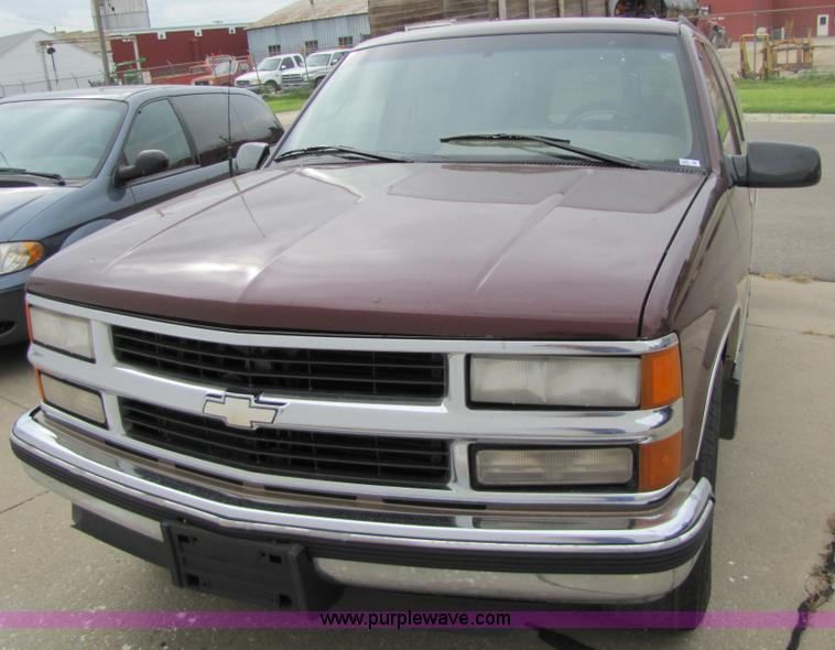 image for item 2398 1995 Chevrolet C1500 Suburban