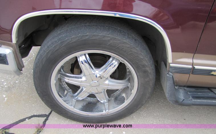 image for item 2398 1995 Chevrolet C1500 Suburban