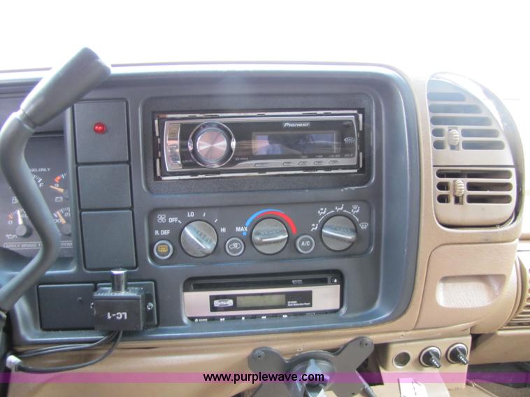 image for item 2398 1995 Chevrolet C1500 Suburban