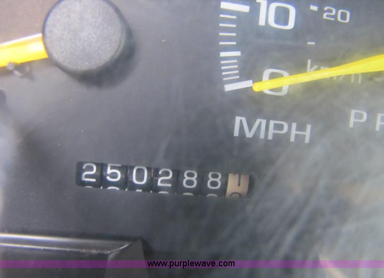 image for item 2398 1995 Chevrolet C1500 Suburban