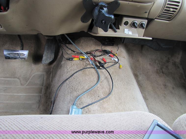 image for item 2398 1995 Chevrolet C1500 Suburban