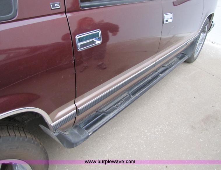 image for item 2398 1995 Chevrolet C1500 Suburban