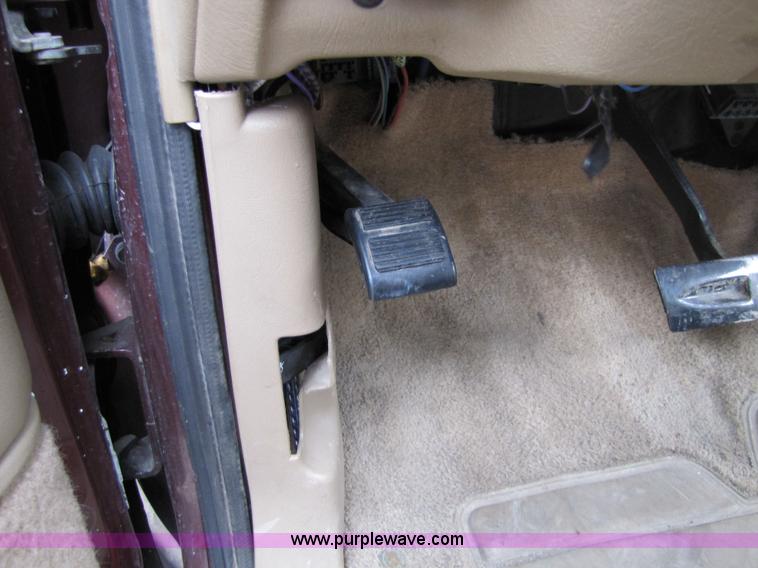 image for item 2398 1995 Chevrolet C1500 Suburban