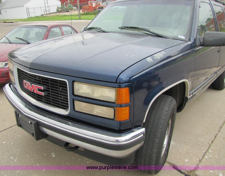 image for item 2399 1995 GMC K1500 Suburban