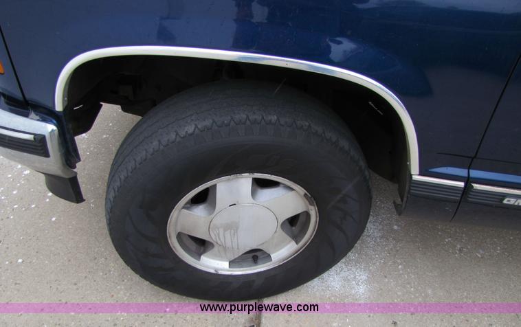 image for item 2399 1995 GMC K1500 Suburban