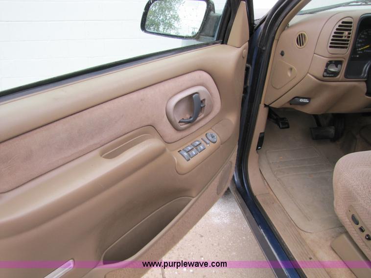 image for item 2399 1995 GMC K1500 Suburban