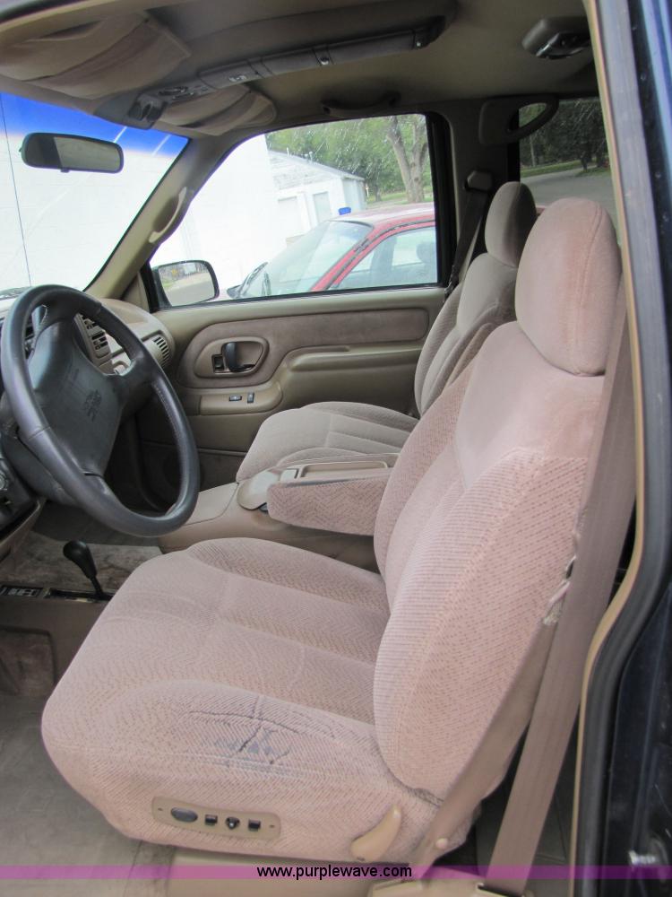 image for item 2399 1995 GMC K1500 Suburban