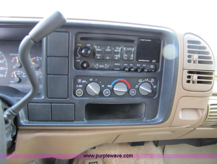 image for item 2399 1995 GMC K1500 Suburban