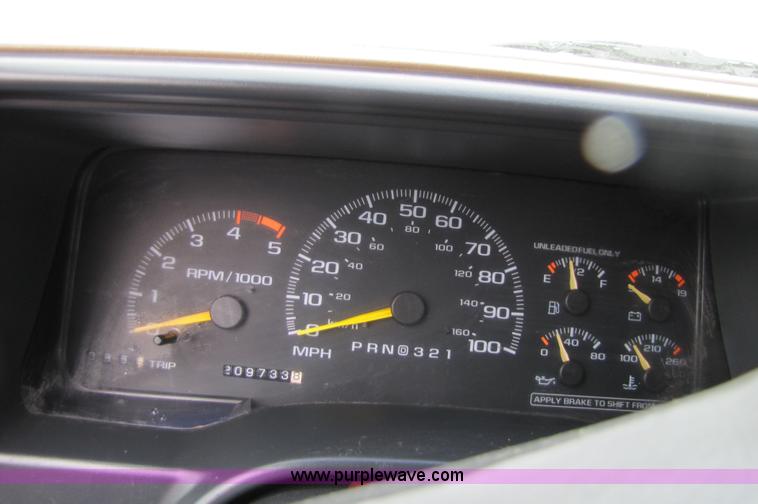 image for item 2399 1995 GMC K1500 Suburban