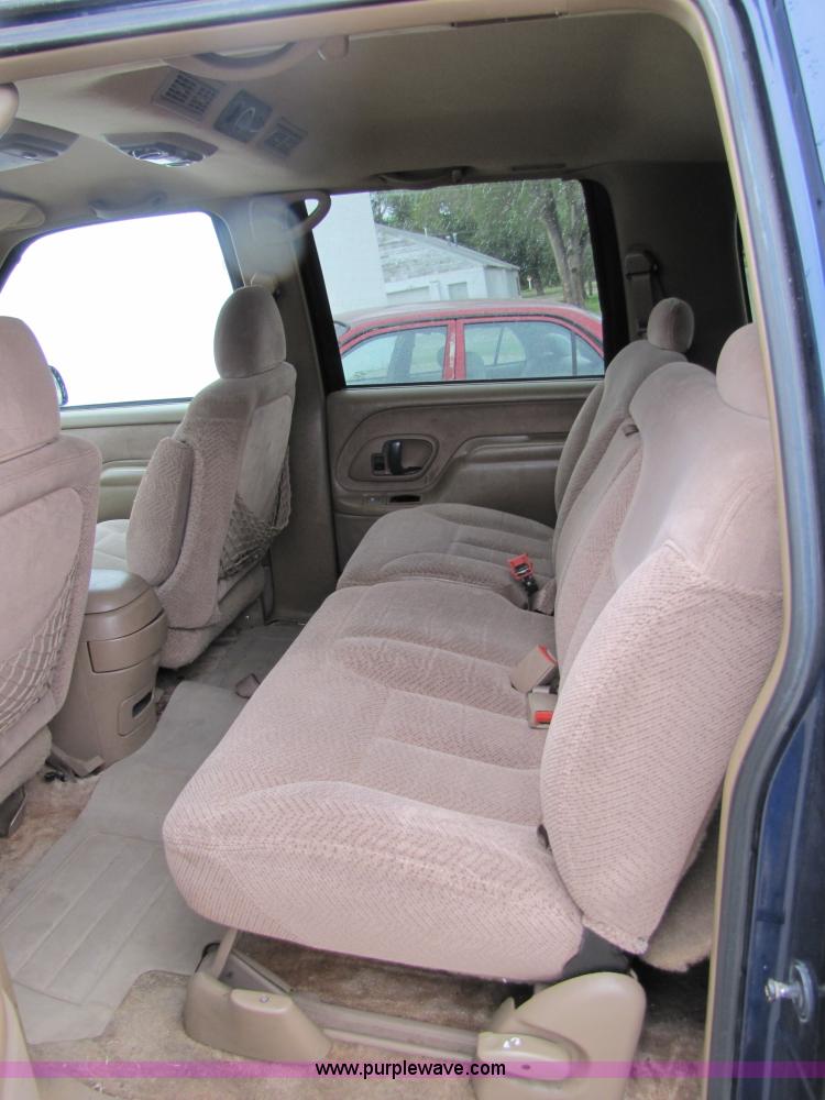 image for item 2399 1995 GMC K1500 Suburban